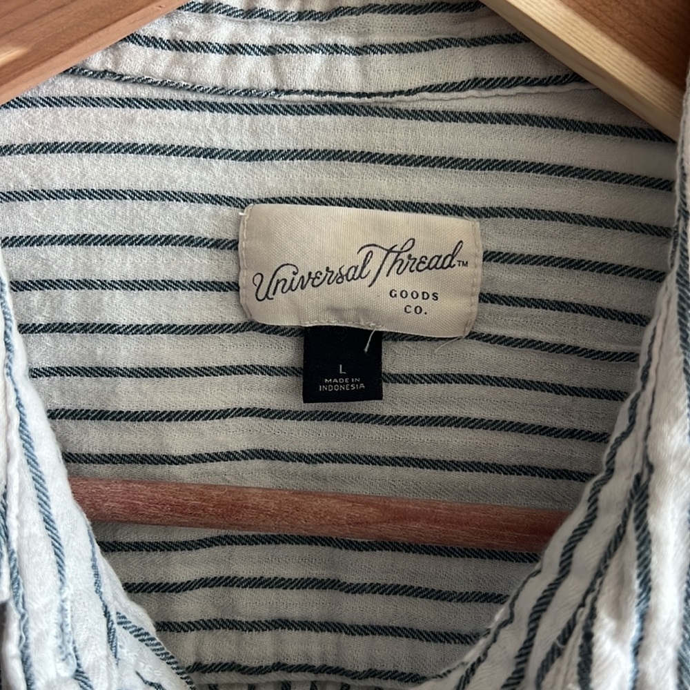 Universal Thread Shirt - Picture 3 of 4